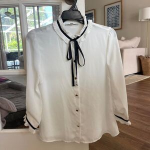 White & black button down blouse w ruffled collar and bow detail Small